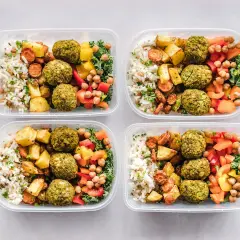 Cztery pojemniki z posiłkami: ryż, pieczone ziemniaki, marchewka, falafel, ciecierzyca i warzywa. Idealne na dietę 3000 kcal.