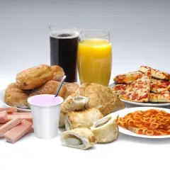 Słodkie bułeczki, pizza, słodkie napoje i inne przykłady żywności wysoko przetworzonej.