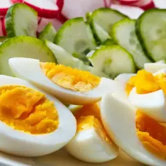 Jajka na twardo z ogórkiem i rzodkiewką – idealne na dietę jajeczną, która daje widoczne efekty.