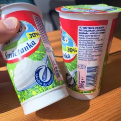 Dwie śmietanki 30% z karagenem, jedna w dłoni, gotowe do ubijania. Idealne do deserów.