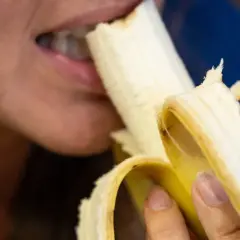 Kobieta je banana. Czy cukrzyk może jeść banany? Tak, ale z umiarem i po konsultacji z lekarzem.