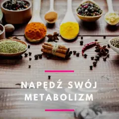 Drewniane łyżki z przyprawami: kurkumą, cynamonem, ziołami i pieprzem.