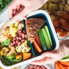 Zdrowa dieta pudełkowa dla dzieci: kolorowe warzywa, fasola, pieczone bataty i kalafior. Idealny lunchbox na wynos.
