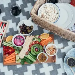 Piknikowy stół z warzywami, dipami i popcornem. Idealna opcja dla weganizmu a wegetarianizmu.