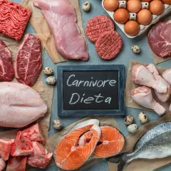 Przykładowy jadłospis dieta karniwora: mięso mielone, steki, ryby, kurczak, jajka, wieprzowina, wołowina, jagnięcina.