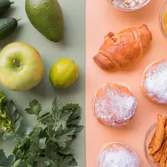 Złe węglowodany: pączki, croissant, frytki, chipsy i popcorn kontra zdrowe warzywa i owoce: ogórki, awokado, jabłko, cytryna, sałata i pietruszka.