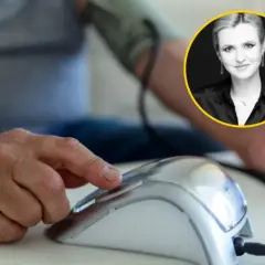 Osoba mierzy ciśnienie krwi za pomocą ciśnieniomierza. W rogu zdjęcie kobiety.