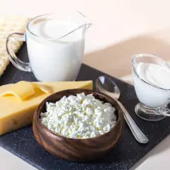 Ser, twaróg, mleko i śmietana – to produkty, w których znajdziemy kazeinę.