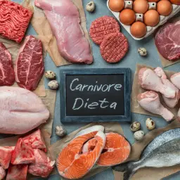 Przykładowy jadłospis dieta karniwora: mięso mielone, steki, ryby, kurczak, jajka, wieprzowina, wołowina, jagnięcina.