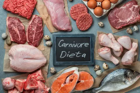 Przykładowy jadłospis dieta karniwora: mięso mielone, steki, ryby, kurczak, jajka, wieprzowina, wołowina, jagnięcina.