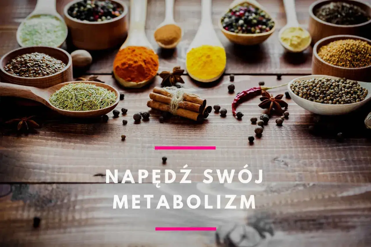 Drewniane łyżki z przyprawami: kurkumą, cynamonem, ziołami i pieprzem.