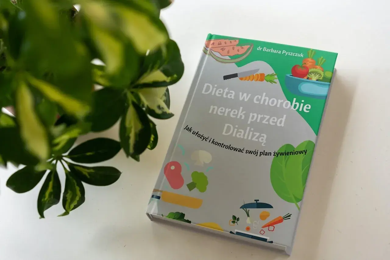 Okładka książki "Dieta w chorobie nerek przed Dializą" z ilustracjami warzyw i mięsa.