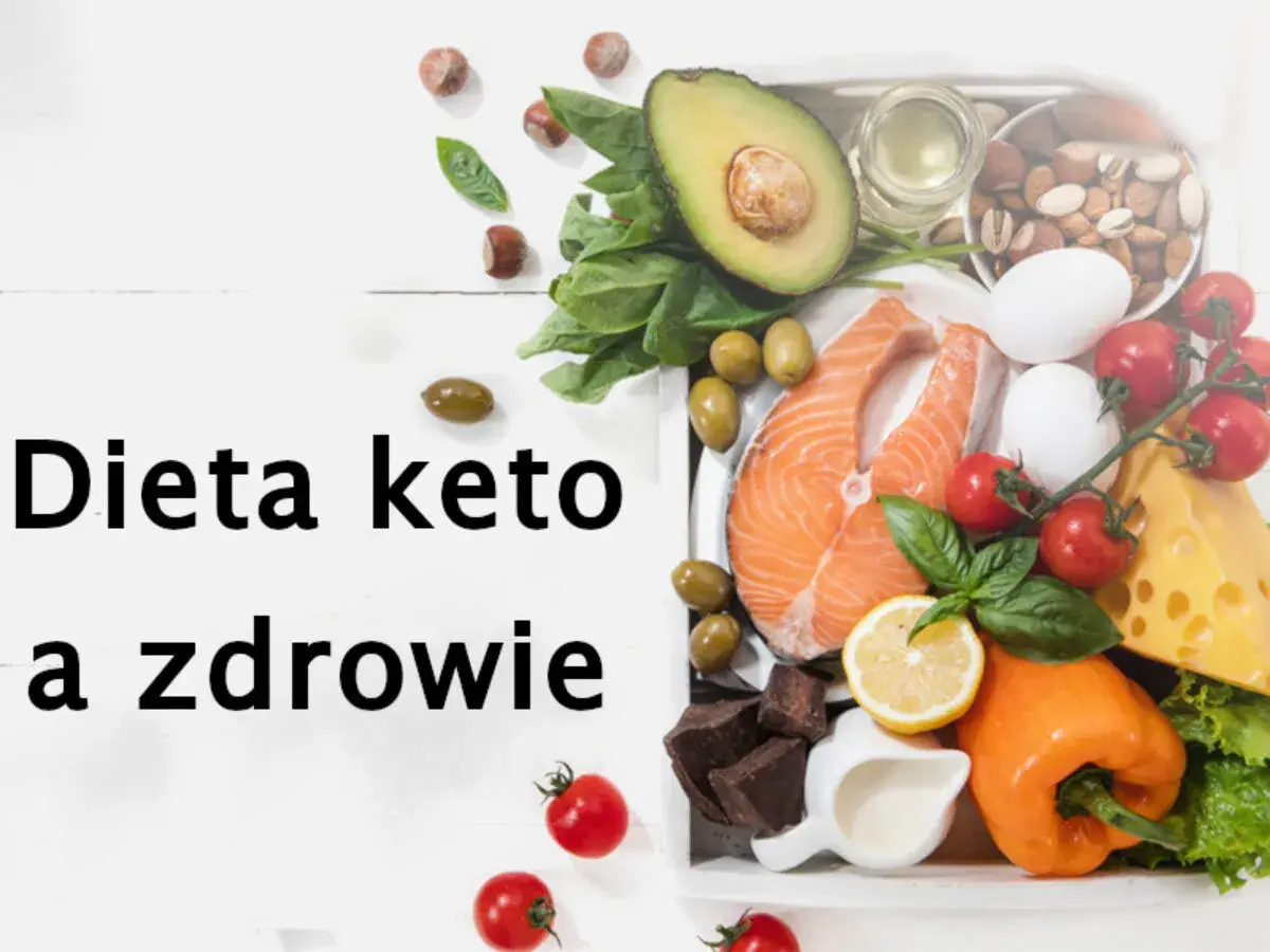 Czy dieta keto jest zdrowa? Na talerzu łosoś, awokado, jajka, ser, warzywa i orzechy.
