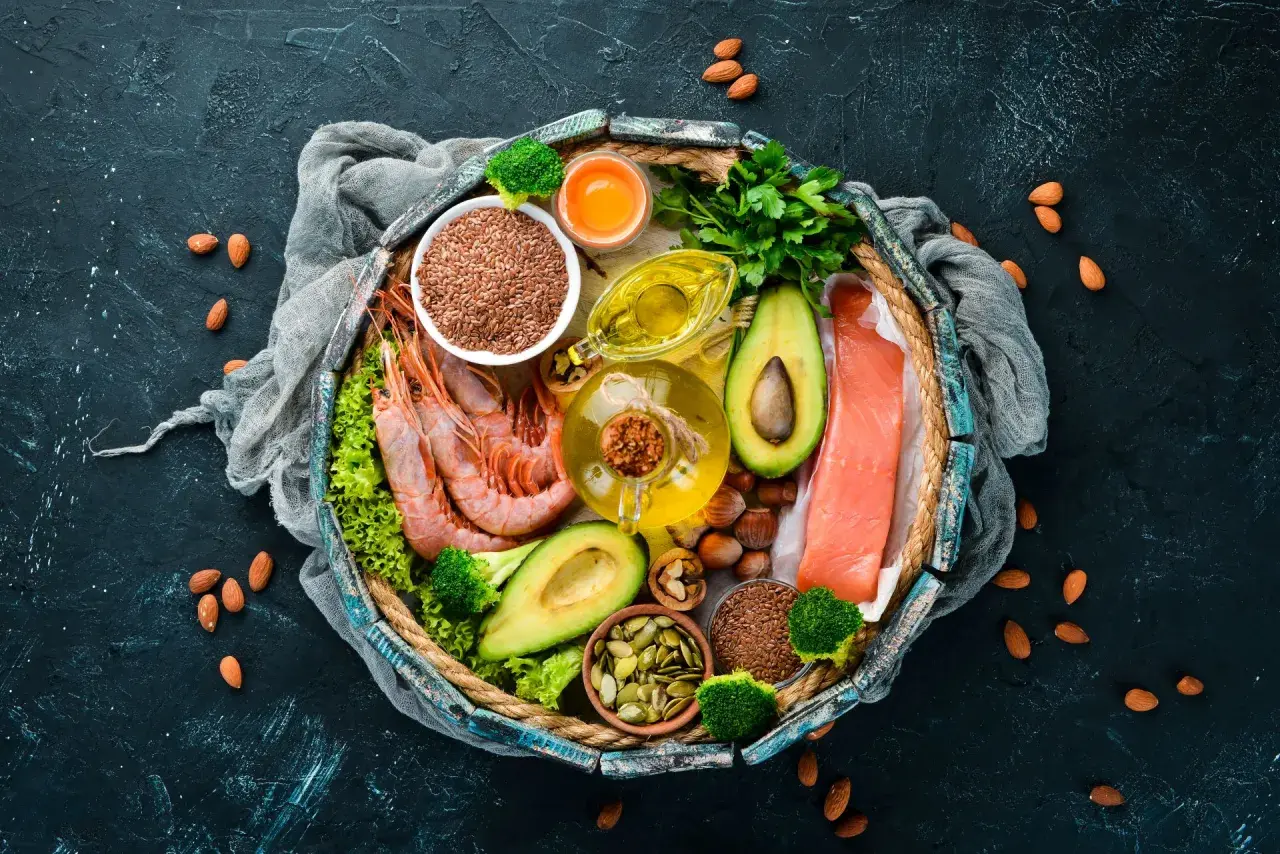 Krewetki, łosoś, awokado, siemię lniane, pestki dyni, orzechy, brokuły i oliwa to źródła omega-6.