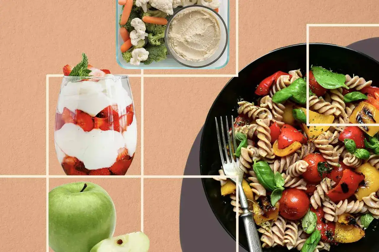 Zdrowe posiłki na dieta 1300 kcal: makaron z warzywami, deser z truskawkami i jogurtem, jabłko, warzywa z hummusem.