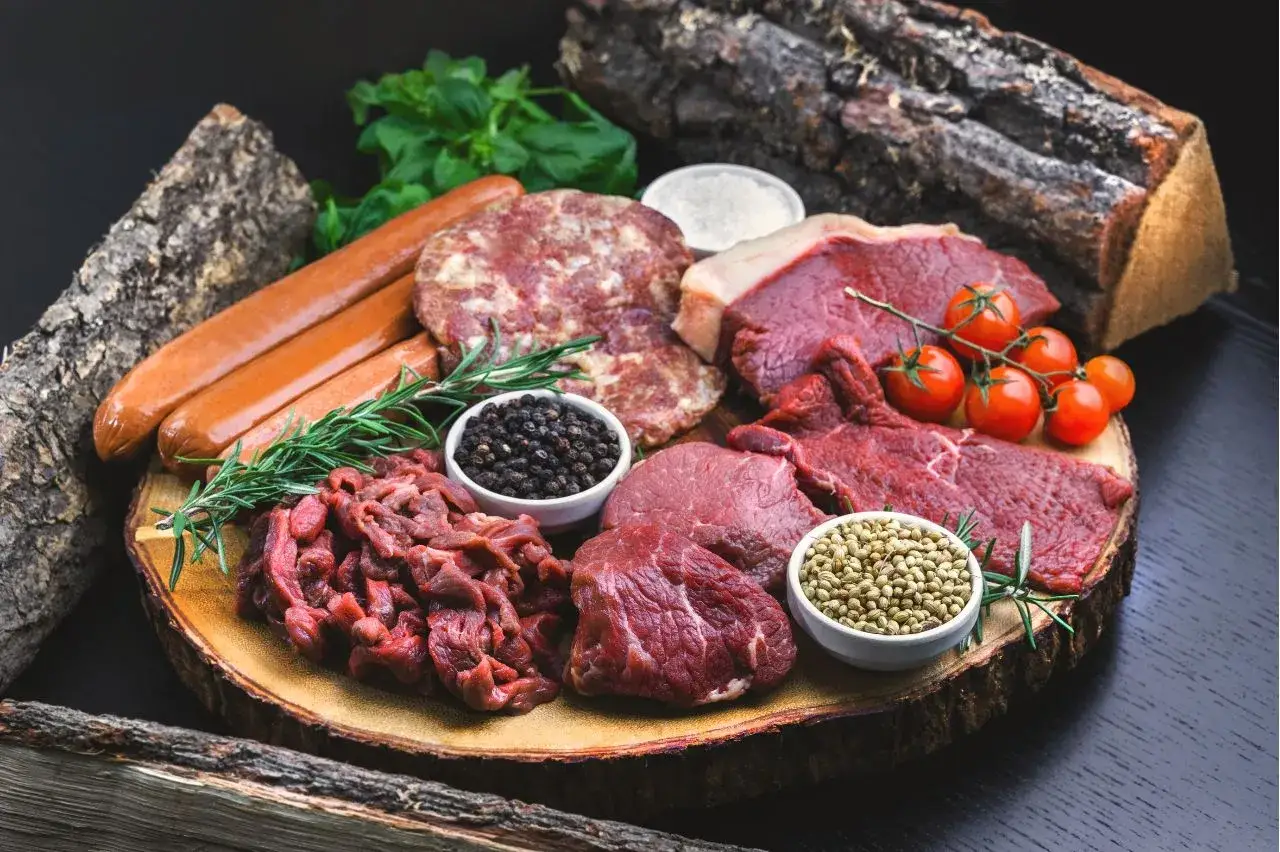 Mięsne inspiracje na dieta karniwora przykładowy jadłospis: steki, kiełbaski, mielone, pomidorki, zioła i przyprawy.