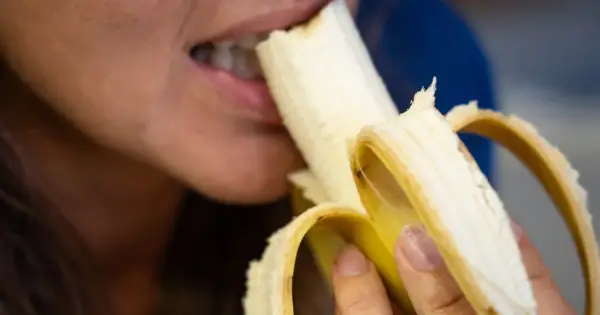 Kobieta je banana. Czy cukrzyk może jeść banany? Tak, ale z umiarem i po konsultacji z lekarzem.